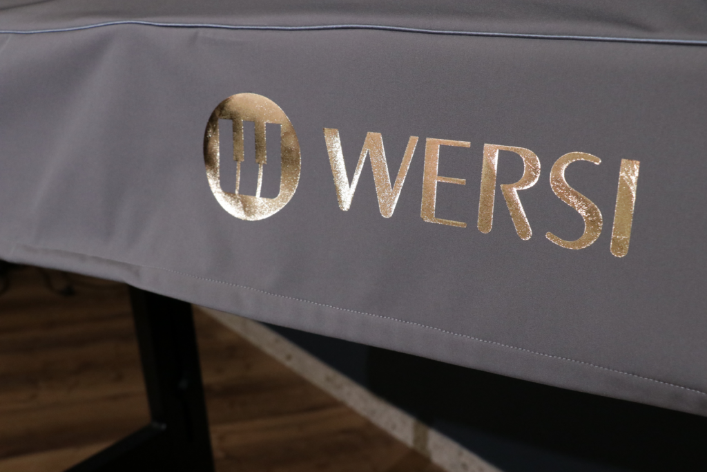 Husse_Schwarz_Rückseite_WERSI-Gold_Detail
